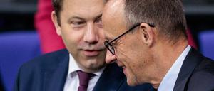 Kanzler Friedrich Merz und Vizekanzler Lars Klingbeil (links) sind am Morgen nach dem Koalitionsausschuss gut drauf im Bundestag. 
