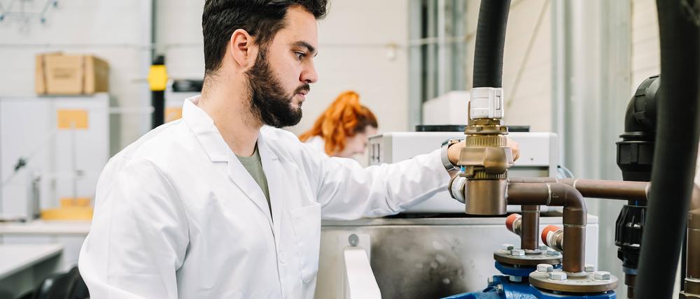 Die große Mehrheit der seit 2015 gekommenen Männer aus Syrien sind heute in Arbeit, rund 150.000 Syrer:innen wurden seit 2020 eingebürgert.