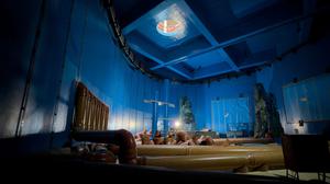 Licht fällt während eines Baustellenrundgangs vor dem Richtfest des Großaquariums Ocean Berlin in das Hauptbecken.