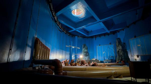 Licht fällt während eines Baustellenrundgangs vor dem Richtfest des Großaquariums Ocean Berlin in das Hauptbecken.