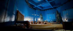 Licht fällt während eines Baustellenrundgangs vor dem Richtfest des Großaquariums Ocean Berlin in das Hauptbecken.