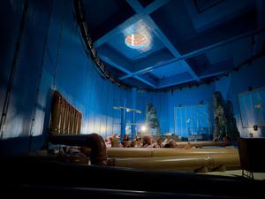 Licht fällt während eines Baustellenrundgangs vor dem Richtfest des Großaquariums Ocean Berlin in das Hauptbecken.