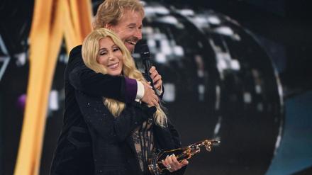 Gottschalk (75) umarmte Cher (79) auf der Bühne.