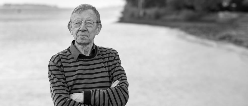 Der alte Mann und das Meer. Der Regisseur Hark Bohm auf dem Fähranleger Teufelsbrück in Hamburg.