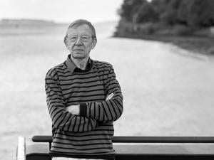 Der alte Mann und das Meer. Der Regisseur Hark Bohm auf dem Fähranleger Teufelsbrück in Hamburg.