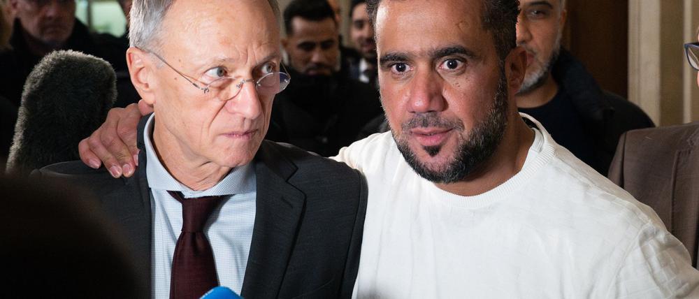 Buhsidos E-Manager Arafat Abou-Chaker (r) legt nach der Urteilsverkündung seinem Anwalt Hansgeorg Birkhoff die Hand auf die Schulter. (Archivbild) 