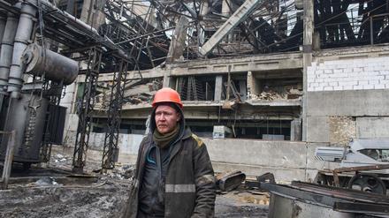 13.11.2025, Ukraine, --: Ein Arbeiter geht an einem beschädigten Kraftwerk vorbei, das nach den jüngsten russischen Raketen- und Drohnenangriffen an einem ungenannten Ort in der Ukraine steht. Foto: Efrem Lukatsky/AP/dpa +++ dpa-Bildfunk +++