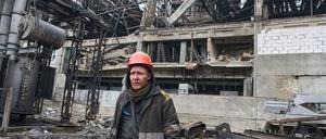 13.11.2025, Ukraine, --: Ein Arbeiter geht an einem beschädigten Kraftwerk vorbei, das nach den jüngsten russischen Raketen- und Drohnenangriffen an einem ungenannten Ort in der Ukraine steht. Foto: Efrem Lukatsky/AP/dpa +++ dpa-Bildfunk +++