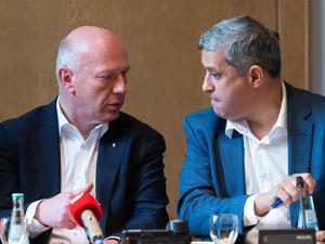 Berlins Regierender Bürgermeister Kai Wegner (CDU) und SPD-Fraktionschef Raed Saleh feiern sich für die Verteilung der Mittel aus dem Sondervermögen.