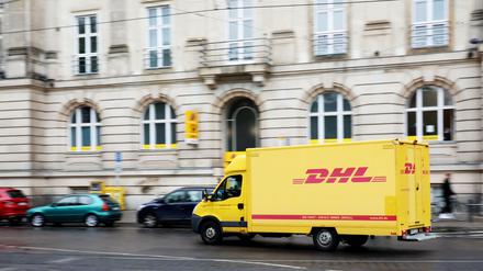 DHL Fahrzeug vor der Hauptpost in Potsdam.