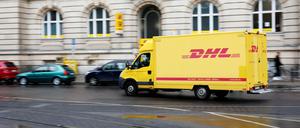 DHL Fahrzeug vor der Hauptpost in Potsdam.