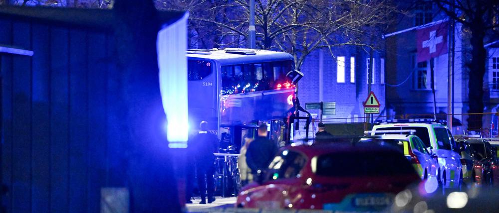 Ein Bus kracht in eine Haltestelle in Stockholm.