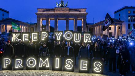 Demonstranten der Klimabewegung Fridays for Future zur Weltklimakonferenz COP30 am Brandenburger Tor. 
