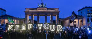 Demonstranten der Klimabewegung Fridays for Future zur Weltklimakonferenz COP30 am Brandenburger Tor. 