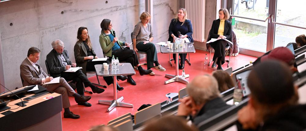 Podiumsdiskussion zu universitären Handlungsmöglichkeiten gegen (extrem) rechte Einflussnahme.