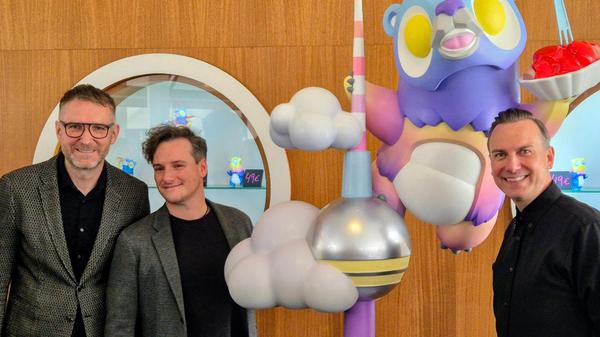 Marc Landwehr (l.) und Sven Waschk mit Tim Raue. In der Mitte: „Bärlicious“.