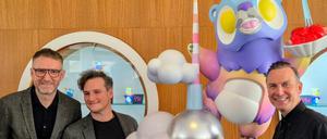 Marc Landwehr (l.) und Sven Waschk mit Tim Raue. In der Mitte: „Bärlicious“. 