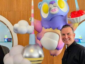 Marc Landwehr (l.) und Sven Waschk mit Tim Raue. In der Mitte: „Bärlicious“.