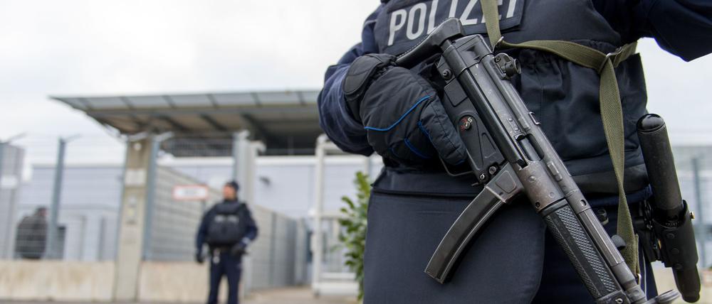 Bewaffnete Polizisten sichern in Düsseldorf das Gebäude des Oberlandesgerichtes.