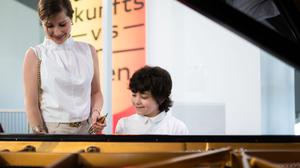 Die georgische Stargeigerin Lisa Batiashvili fördert den Pianisten und Komponisten Tsotne Zedginidze seit 2021.