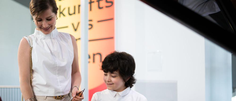 Die georgische Stargeigerin Lisa Batiashvili fördert den Pianisten und Komponisten Tsotne Zedginidze seit 2021.