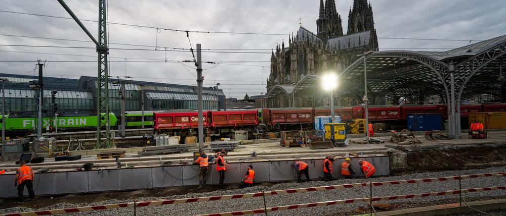 Zehn Tage lang sind Arbeiter nun an der Strecke rund um den Kölner Hauptbahnhof beschäftigt. Unter anderem werden Weichen und Oberleitungen erneuert.