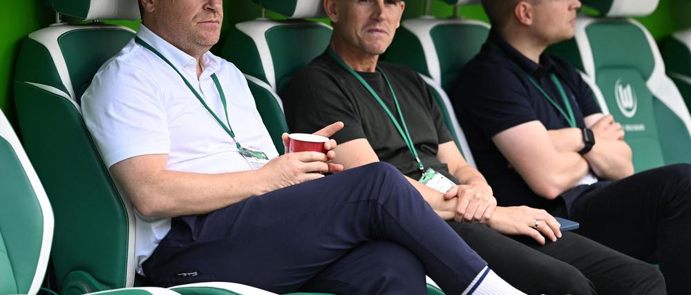 In Wolfsburg im Gespräch: Bayern-Sportchef Christoph Freund (M.) (Archivbild)