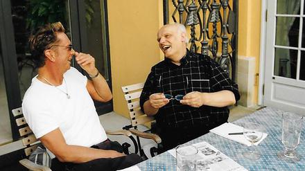 Wolfgang Joop und Klaus Büstrin, seit Kindertagen befreundet, in den 1990er Jahren auf der Terrasse in Potsdam Bornstedt