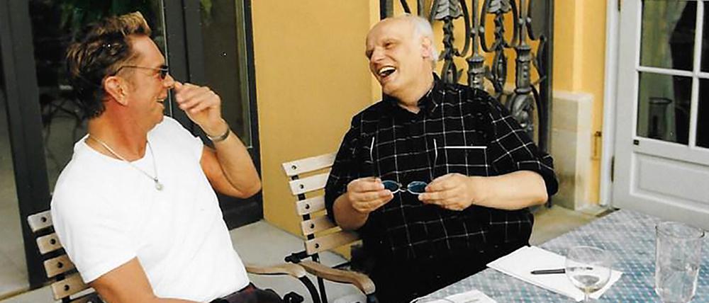Wolfgang Joop und Klaus Büstrin, seit Kindertagen befreundet, in den 1990er Jahren auf der Terrasse in Potsdam Bornstedt