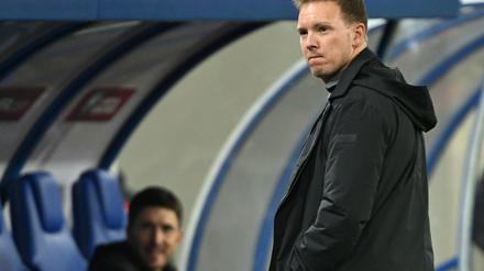 Julian Nagelsmann blickt skeptisch auf den Platz.