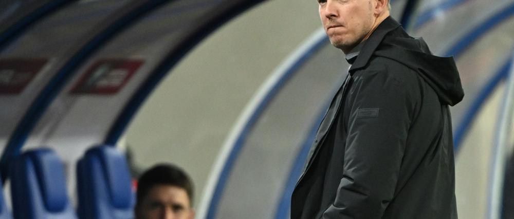 Julian Nagelsmann blickt skeptisch auf den Platz.