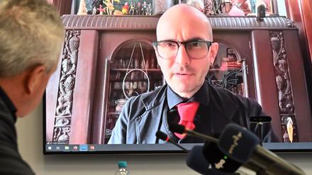 Kriminalbiologe Benecke sagt, er habe ebenfalls eine Probe von Hitlers Blut genommen, von der Lehne des Sofas, auf dem sich Hitler erschossen hat. (Archivbild)