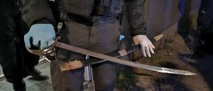 In einem Lokal wurden neben mutmaßlicher Hehlerware eine Stichwaffe gefunden.