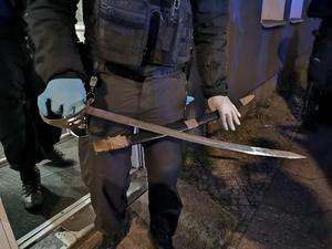 In einem Lokal wurden neben mutmaßlicher Hehlerware eine Stichwaffe gefunden.