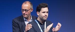 Friedrich Merz (l), Bundesvorsitzender der CDU, und Johannes Winkel, neugewählter Bundesvorsitzender der Jungen Union (JU) stehen gemeinsam auf der Bühne. 