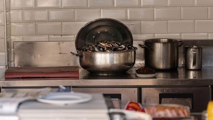 Die häufigsten Symptome bei Lebensmittelvergiftung sind Übelkeit, Erbrechen und Durchfall.