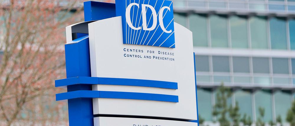 Die Behörde CDC stuft das Risiko für die Öffentlichkeit weiter als gering ein.