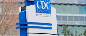 Die Behörde CDC stuft das Risiko für die Öffentlichkeit weiter als gering ein.