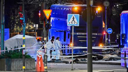 Die Polizei untersucht den verunglückten Bus in Stockholm.