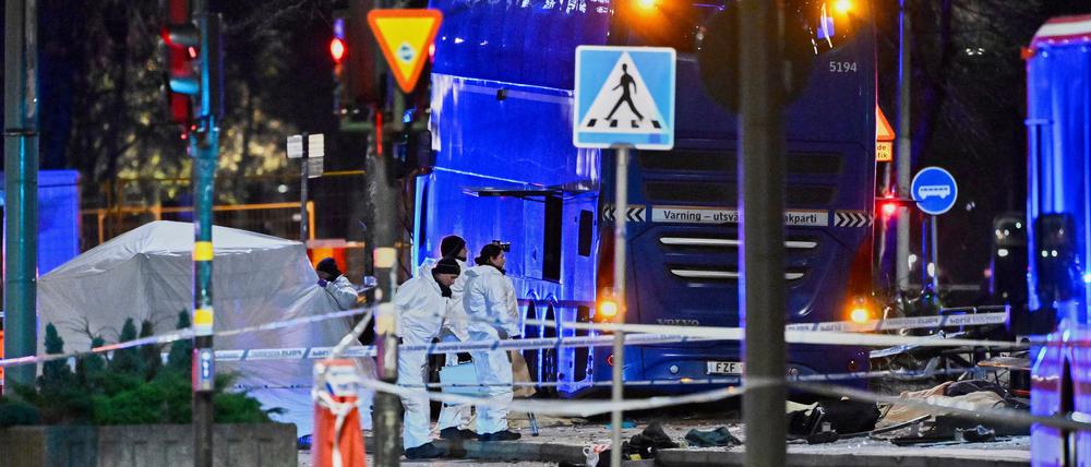 Die Polizei untersucht den verunglückten Bus in Stockholm.
