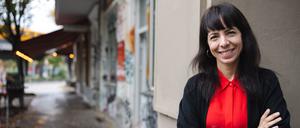 Elif Eralp, Spitzenkandidatin der Linken für die Abgeordnetenhauswahl 2026 fotografiert in und vor ihrem Wahlkreisbüro in der Zeughofstraße 22 am 14.10.2025