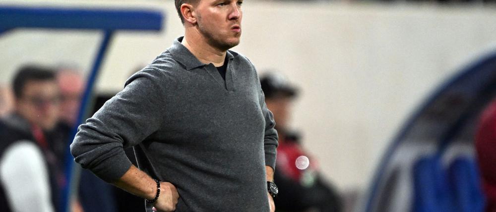 Julian Nagelsmann blickt skeptisch auf das Spielfeld.