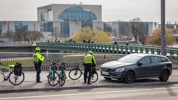 Polizisten der Fahrradstaffel stellen Strafzettel für einen Falschparker auf der Hugo-Preuß-Brücke nahe dem Bundeskanzleramt aus.