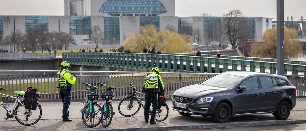 Polizisten der Fahrradstaffel stellen Strafzettel für einen Falschparker auf der Hugo-Preuß-Brücke nahe dem Bundeskanzleramt aus.