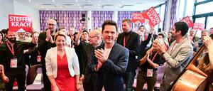 Steffen Krach (M), designierter Spitzenkandidat der SPD für die Wahl zum Berliner Abgeordnetenhaus 2026, kommt während des Landesparteitags der SPD Berlin mit Franziska Giffey (SPD), Senatorin für Wirtschaft, Energie und Betriebe, in den Saal.