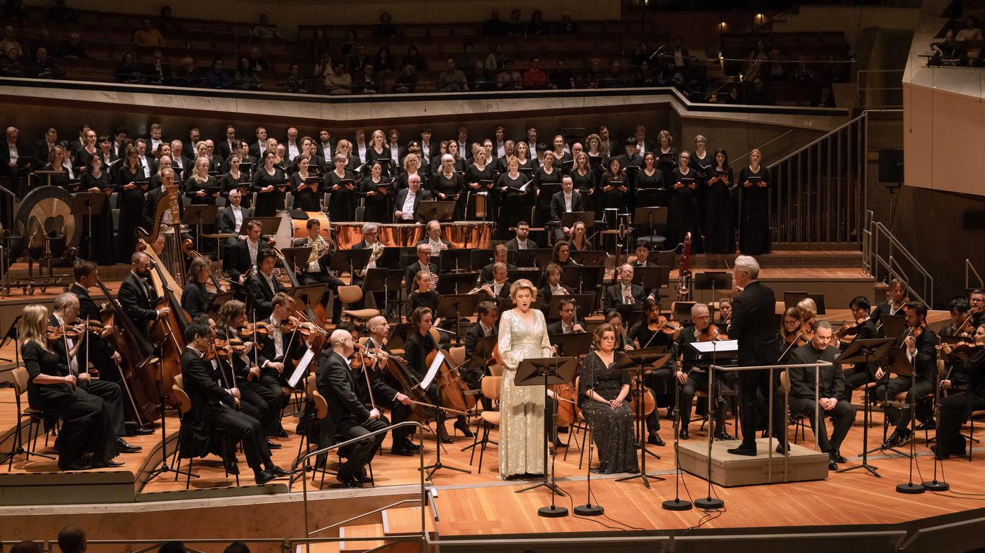 Rundfunk-Sinfonieorchester-mit-Dirigent-Edward-Gardner-Der-Tod-lockt-schaurig-fiedelnd-in-den-Himmel