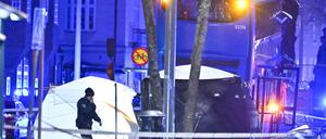 Polizisten sind in der Nähe des Busses an der Unfallstelle in Stockholm zu sehen.