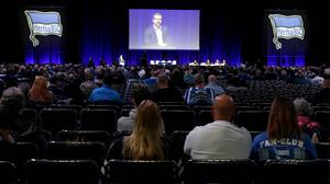 Der Fußball-Zweitligist Hertha BSC hat am Samstag in der Messe Berlin seine Mitgliederversammlung abgehalten.