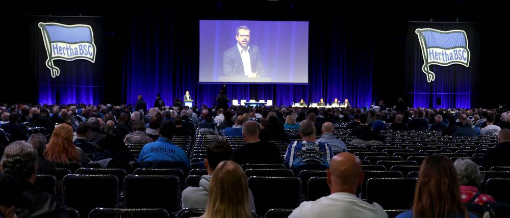Der Fußball-Zweitligist Hertha BSC hat am Samstag in der Messe Berlin seine Mitgliederversammlung abgehalten.