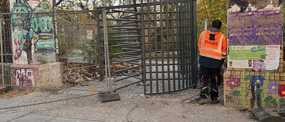 Polizisten haben in der Nähe eines neu eingebauten Eingangstors am Görlitzer Park in Berlin-Kreuzberg einen 14-Jährigen festgenommen. (Archivbild)